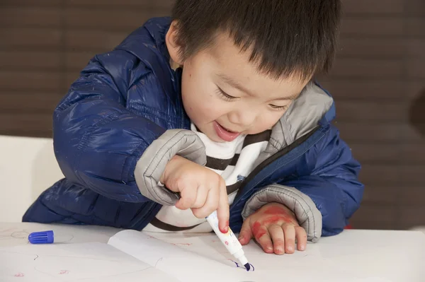 Un bébé mignon peint sur la table — Photo