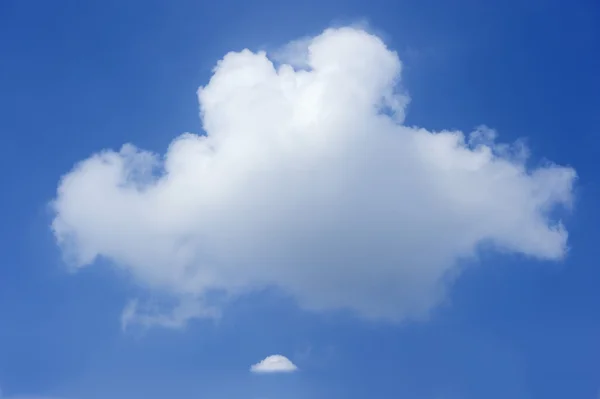 Хмарний шар і блакитне небо — стокове фото