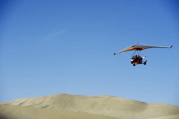 Motoros vitorlázó repülő fölött a sivatagban — Stock Fotó