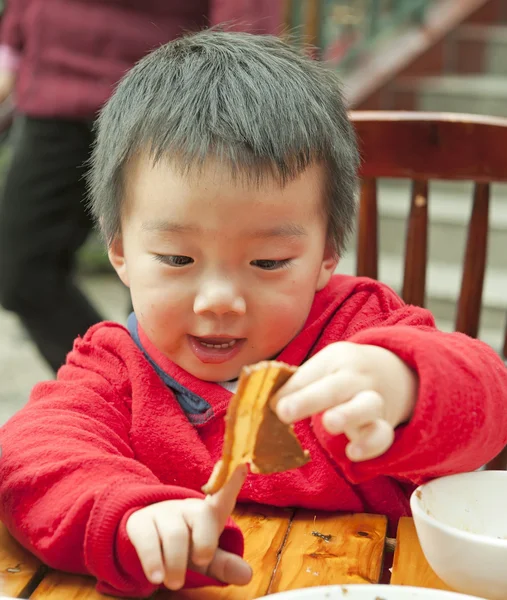 Un bambino sta mangiando — Foto Stock