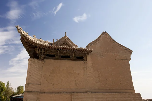 Edificio antiguo tradicional chino con muro de barro — Foto de Stock