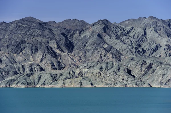 O lago da montanha Heishan em Jiayuguan, china — Fotografia de Stock