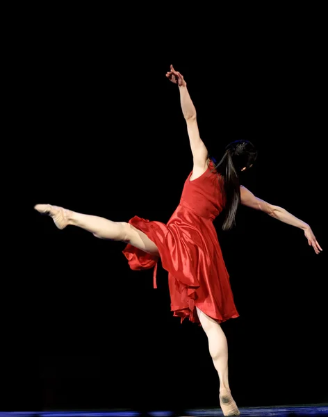 Pretty chinese dancing girl — Stock Photo, Image