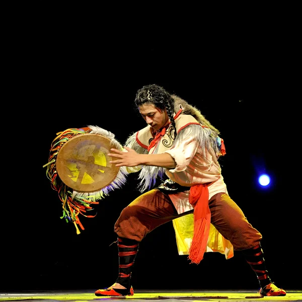 Chinese Qiang ethnic dancer — Stock Photo, Image