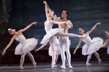 Rus Kraliyet Balesi tarafından gerçekleştirilen Kuğu Gölü Balesi