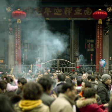 Tapınak tütsü sunak üzerine tütsü yakma