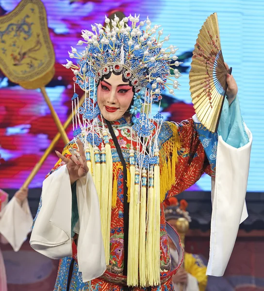 Hübsche traditionelle chinesische Opernsängerin mit theatralischem Kostüm — Stockfoto