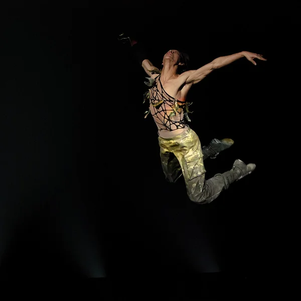 跳跃的现代舞蹈家 — 图库照片