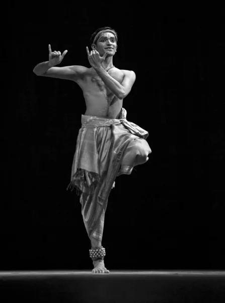 Indian folk dance performed by Kalakshetra dance institute of In — Stock Photo, Image