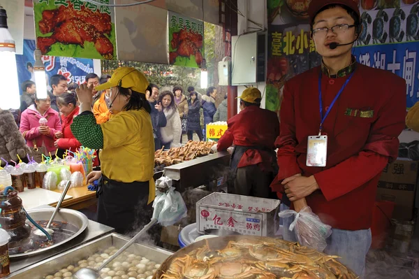 Affollato per comprare cibo di fronte allo snack bar — Foto Stock