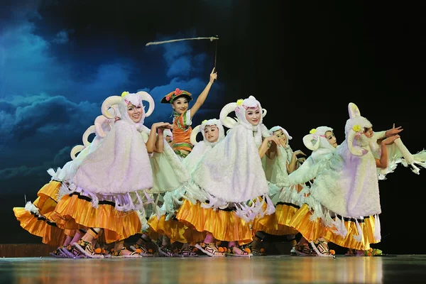 Chinese ethnic dancers of Yi nationality — Stock Photo, Image