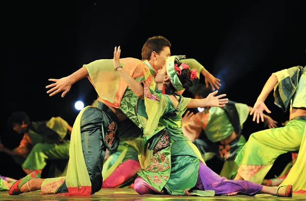 중국 Qiang 인종 댄서 — 스톡 사진