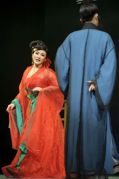 Bastante chinesa tradicional atriz de ópera com traje teatral — Fotografia de Stock