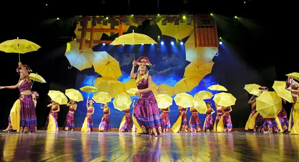 Danza etnica cinese di nazionalità Yi — Foto Stock