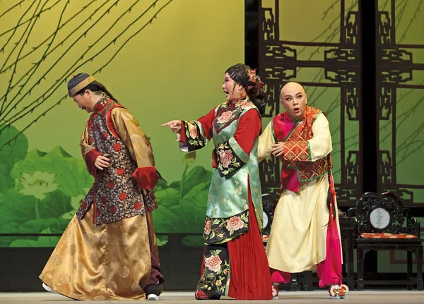 Chinesischer traditioneller Opernschauspieler mit theatralischem Kostüm — Stockfoto