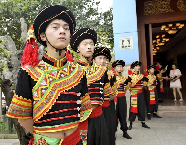 Chinês Yi dançarinos étnicos — Fotografia de Stock