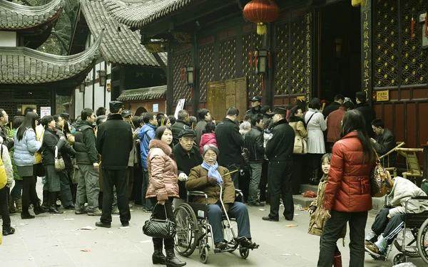 Multitud esperando en fila para entrar en un templo para rezar a Buda — Foto de Stock