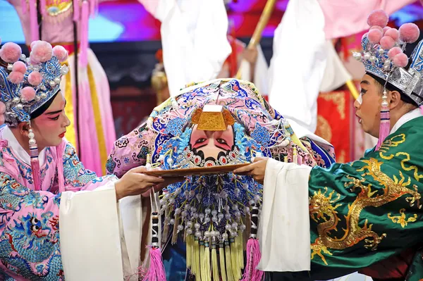 Pretty chinese traditional opera actress with theatrical costume — Stock Photo, Image