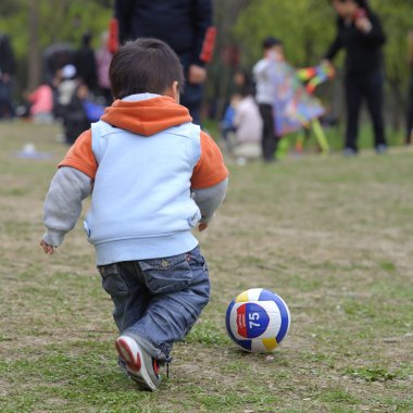 futbol oynayan bebek