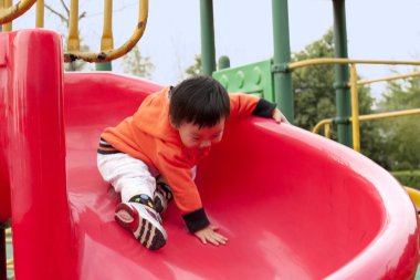 tahta sürgülü oynayan bebek