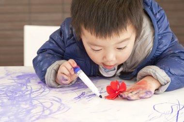 şirin bir bebek masaya boyama