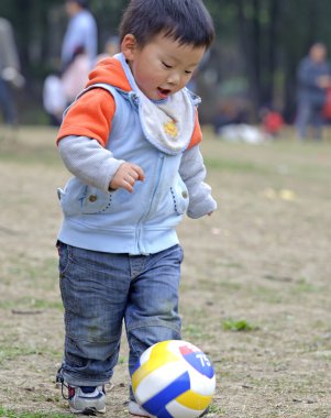 futbol oynayan bebek