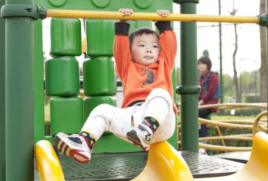 Çocuk oyun oyunda bebek