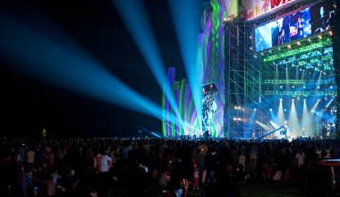 kalabalık ve muhteşem yıldırım ile canlı müzik konser