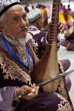 Uighur Maixirefu folk musician clipart