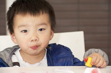 şirin bir bebek masaya boyama