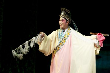 Çin sichuan opera sanatçısı geleneksel kostüm ile sahnede gösteri yapmak.