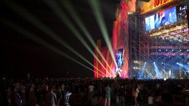kalabalık ve muhteşem yıldırım ile canlı müzik konser