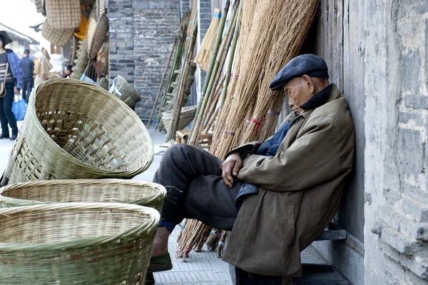 Homme endormi et outils à main traditionnels — Photo