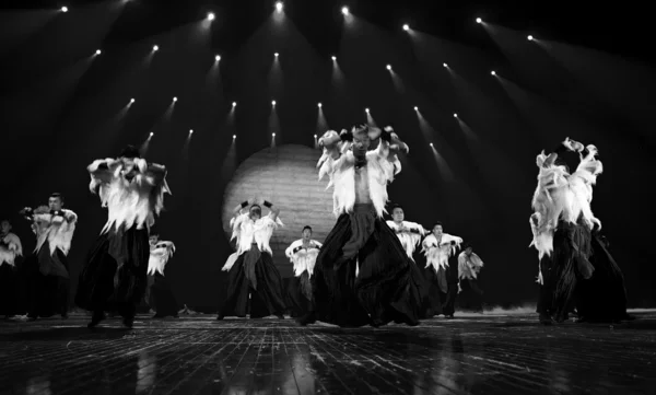 Yi 国籍の中国の民族のダンス — ストック写真