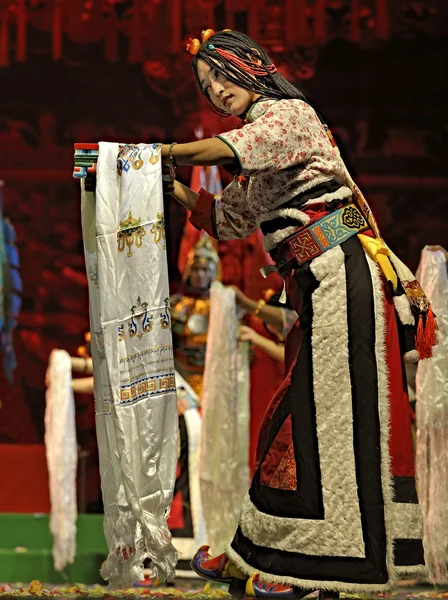 Tibetan ethnic dancing girl — Stock Photo, Image
