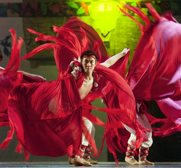 Kinesiska qiang nationella dansare — Stockfoto