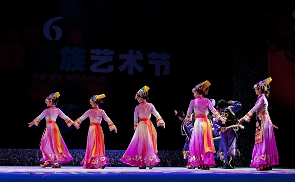 Chinês Yi dança étnica — Fotografia de Stock