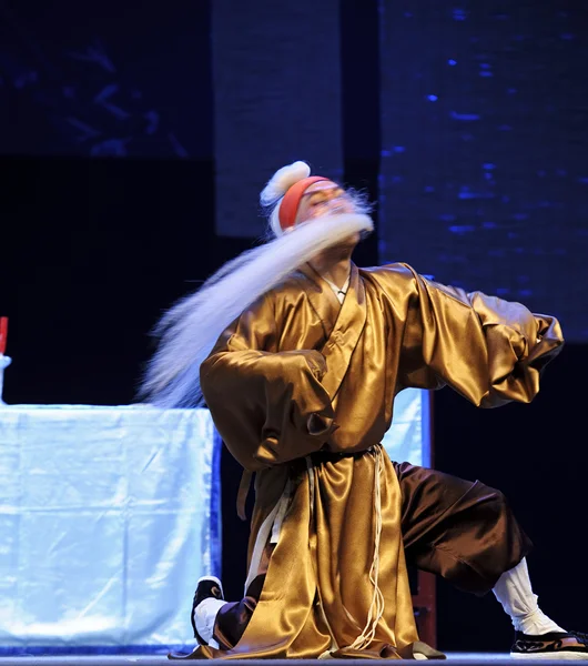 Chinesischer traditioneller Opernschauspieler mit theatralischem Kostüm — Stockfoto