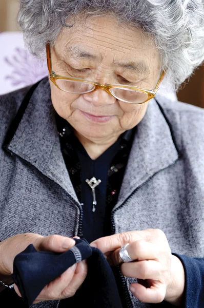 Naaien grootmoeder — Stockfoto