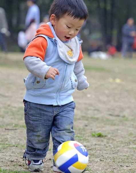 Bébé jouer au football — Photo