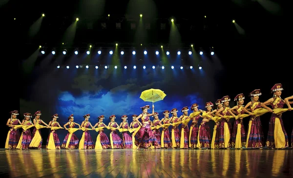 Danza etnica cinese di nazionalità Yi — Foto Stock