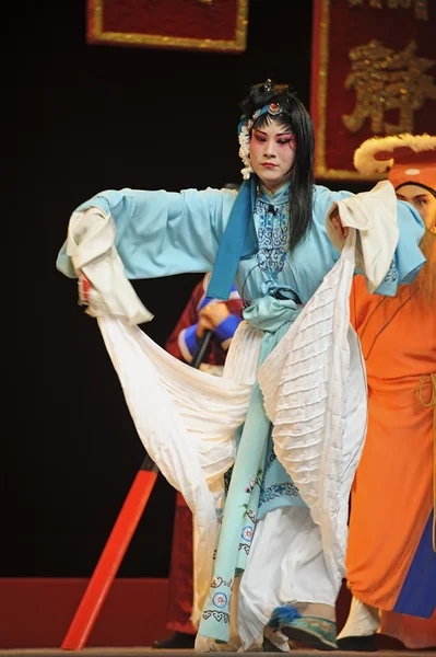 Actriz de ópera tradicional bastante china con traje teatral — Foto de Stock