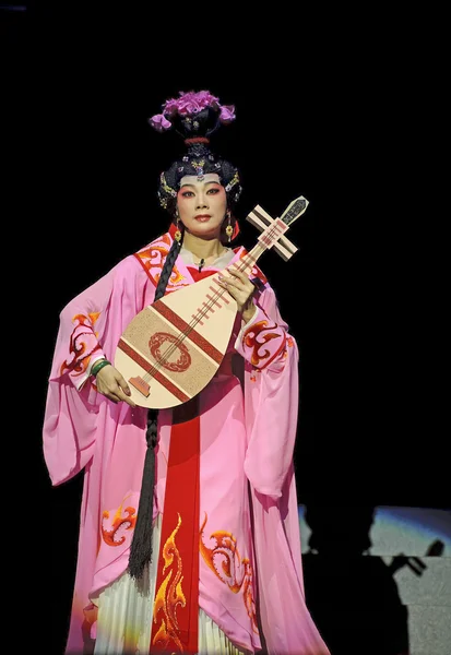 Pretty chinese traditional opera actress with theatrical costume — Stock Photo, Image