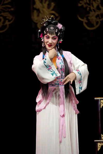 Pretty chinese traditional opera actress