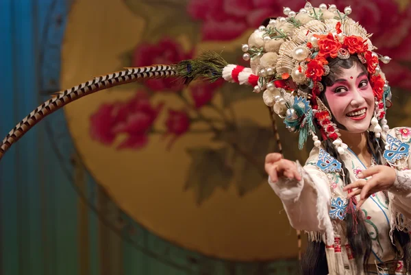 Actriz de ópera bastante china realiza en el escenario — Foto de Stock