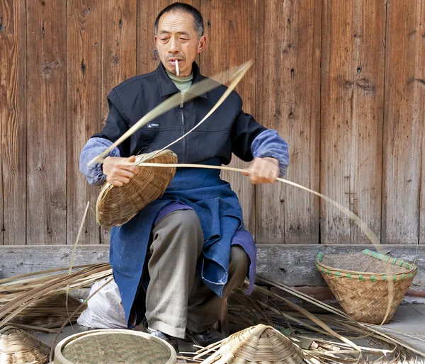 Homem e artesanato tradicional — Fotografia de Stock