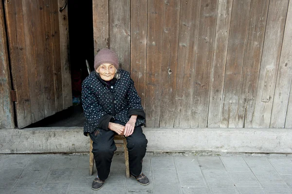 Porträt einer 90-jährigen Frau in einer Stadt — Stockfoto