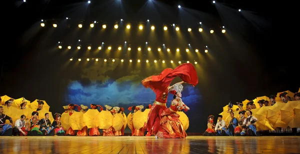 Dança étnica chinesa de nacionalidade Yi — Fotografia de Stock