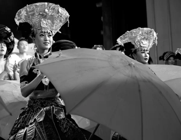 Danse ethnique chinoise de nationalité yi — Photo