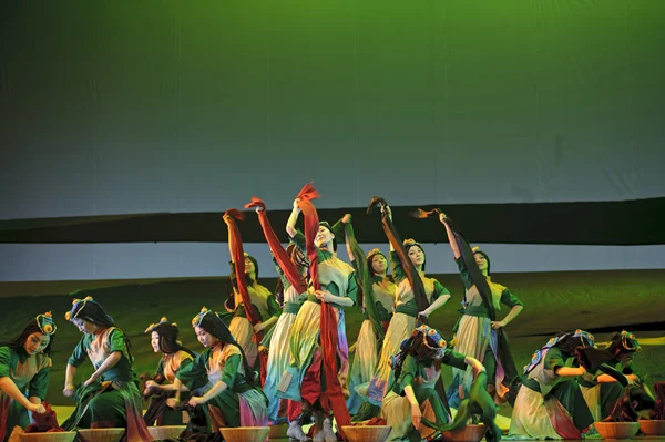 Çin etnik dansçılar — Stok fotoğraf